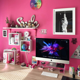 Vue de l'espace bureau avec ordinateur sur fond rose