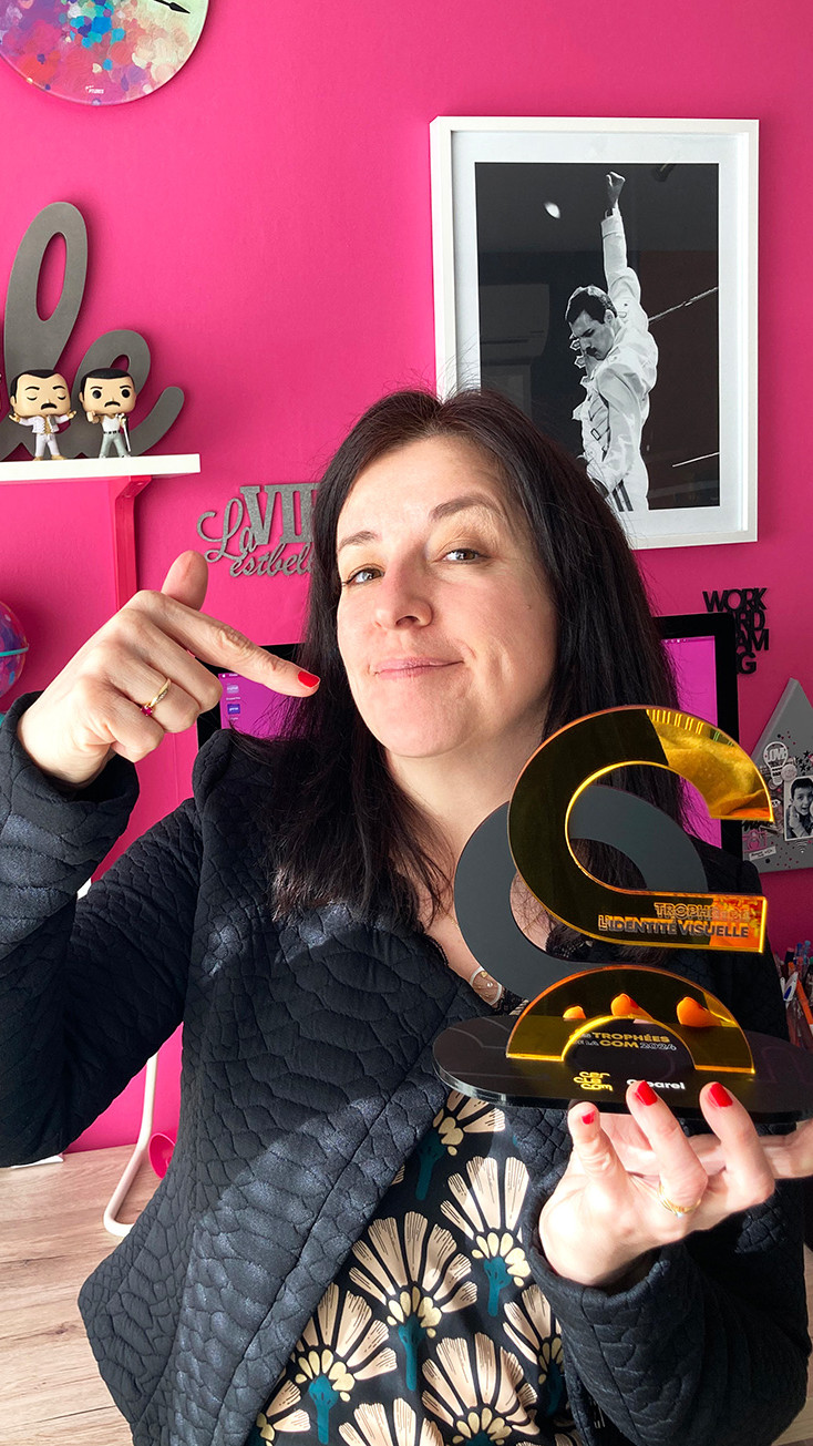 crearel aurelie gabert graphiste tenant son trophee dans les mains