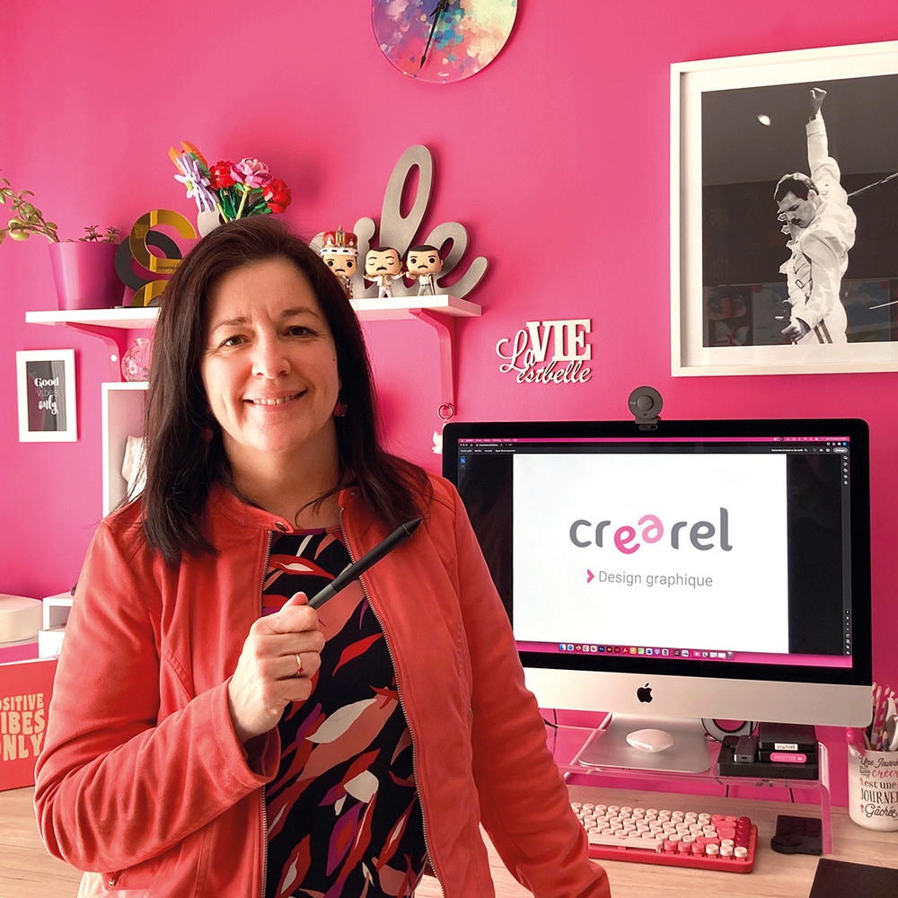 crearel aurelie gabert graphiste devant son bureau